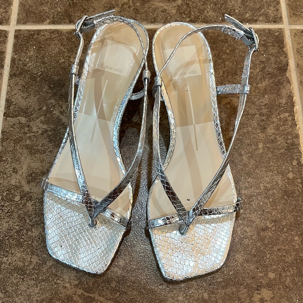 DOLCE VITA SILVER CROCO METALLIC THONG KITTEN HEEL